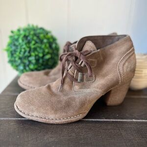 Clarks Artisan Women's Carleta Lyon Lace-Up Khaki Suede Booties size 10